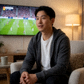 长期观赛用户头像，在客厅沙发上观看体育赛事